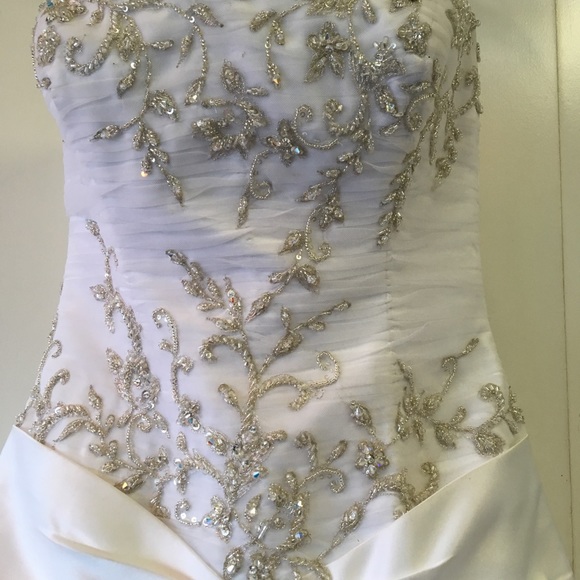 Wedding dress.  Size 6, altered down to size 2. - Picture 2 of 9